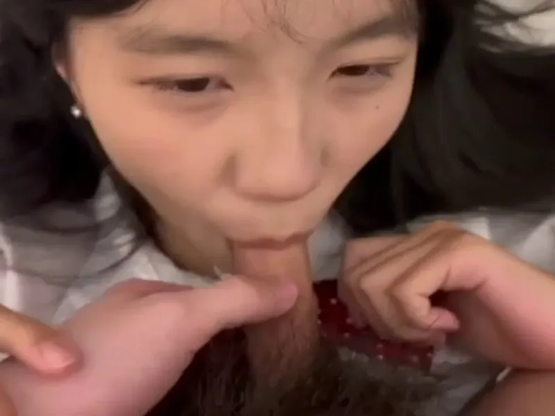 Em loli dễ thương liếm củ khoải biến em thành con em đào nứng lồn p2